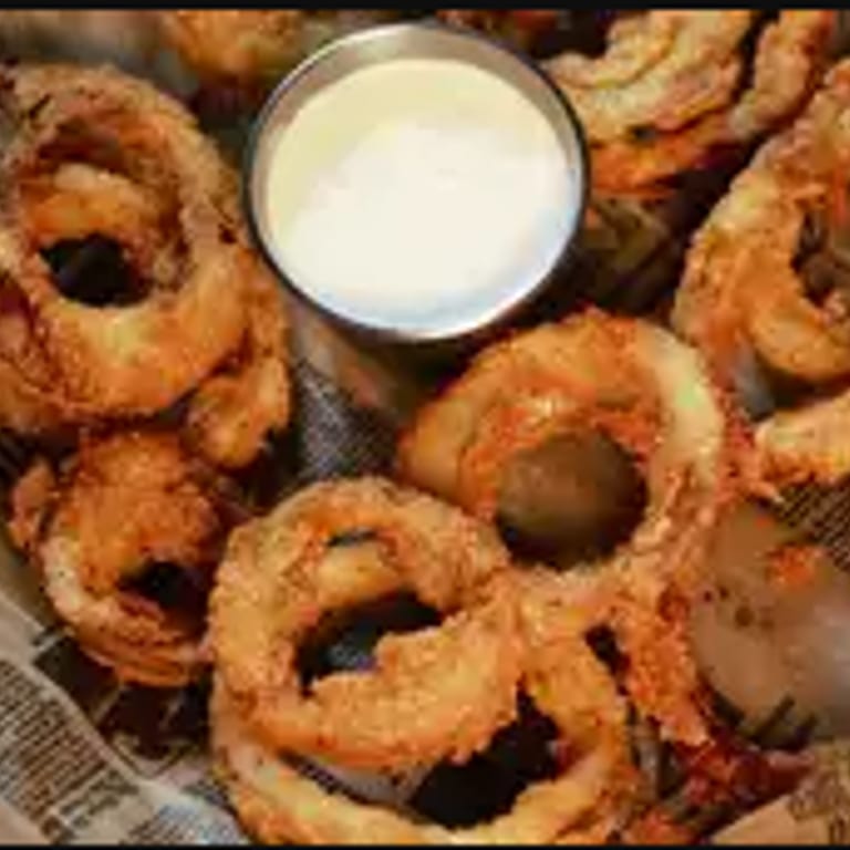 Crunchy Onion Rings: A Bar & Grill Favorite